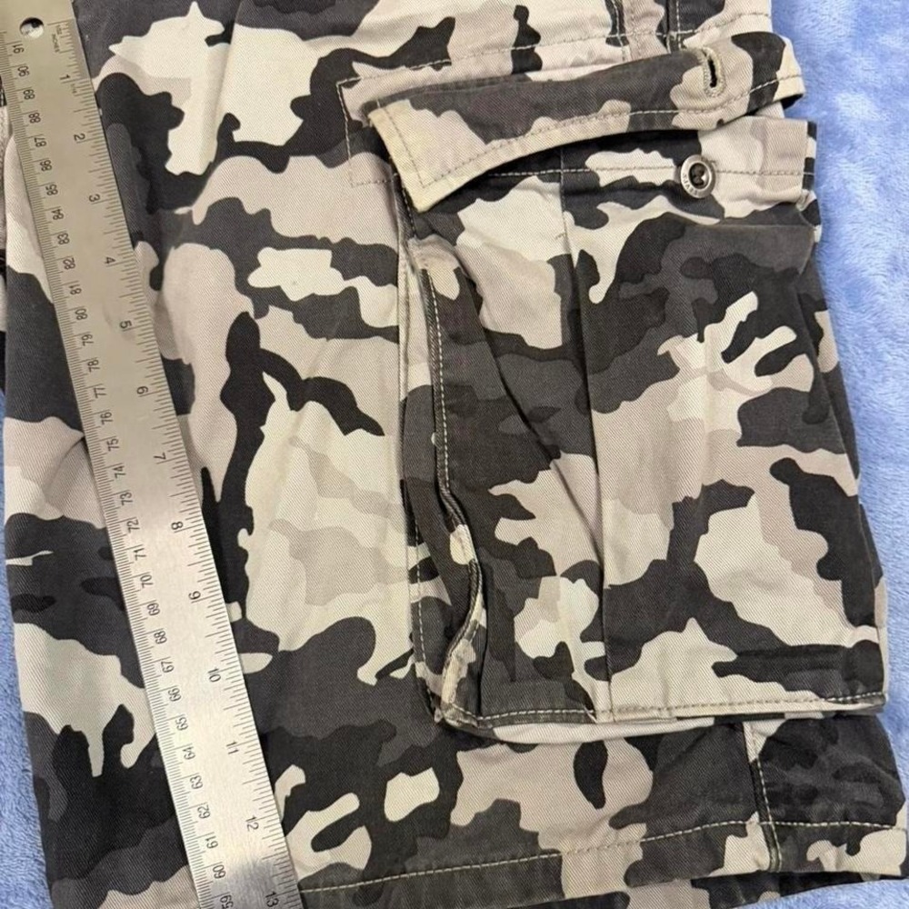 Levi's camo cargo shorts men Size 36 - Picture 2 of 6